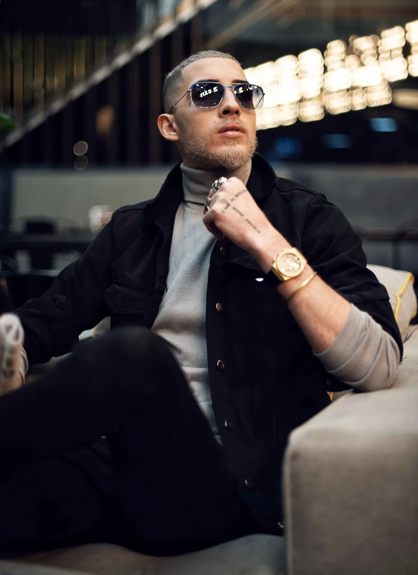 ژست عکاسی مردانه نشسته