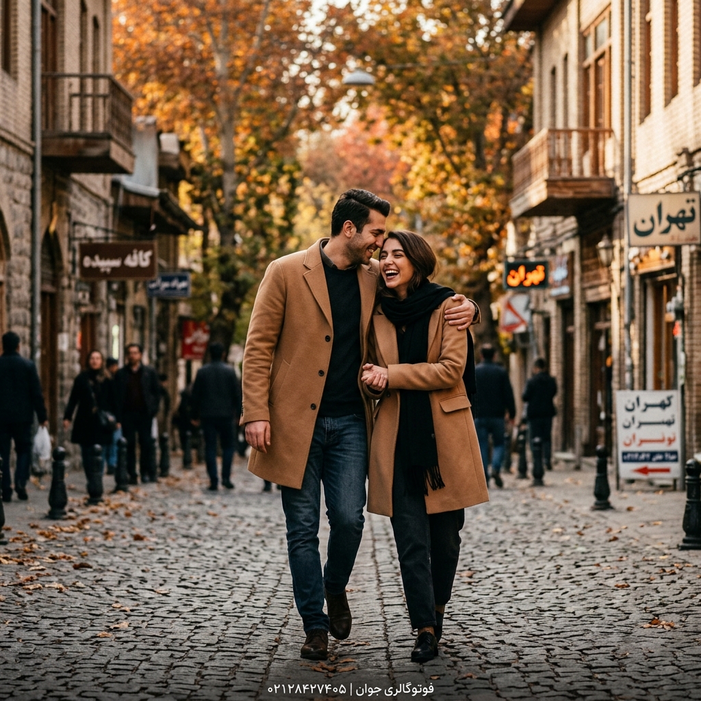 عکاسی دونفره و احساسی در فضای باز پاییزی با تعامل طبیعی و نور مایل سینمایی