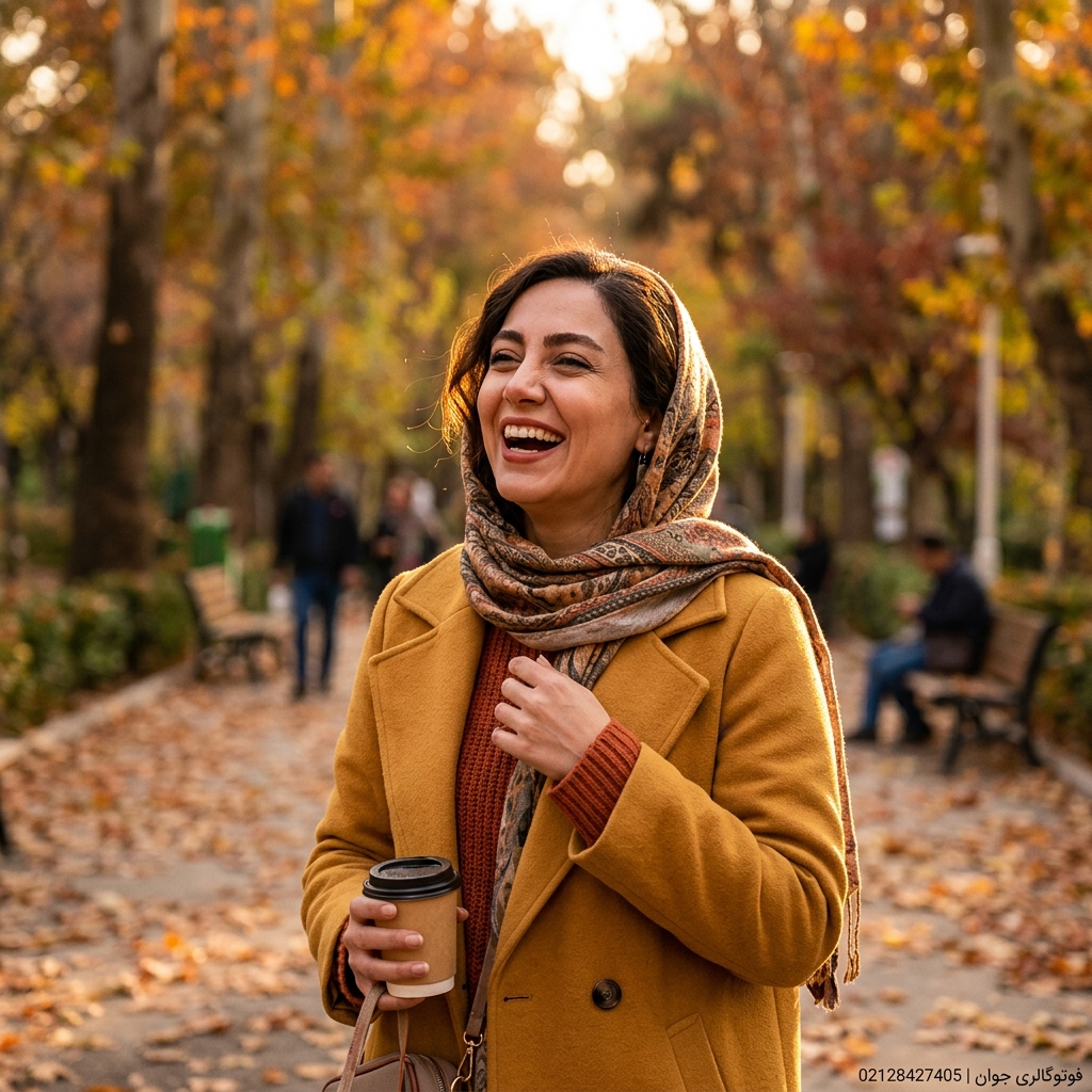 پرتره صمیمی با خنده واقعی و نورپردازی نرم طبیعی در ساعت طلایی عصرگاهی تهران