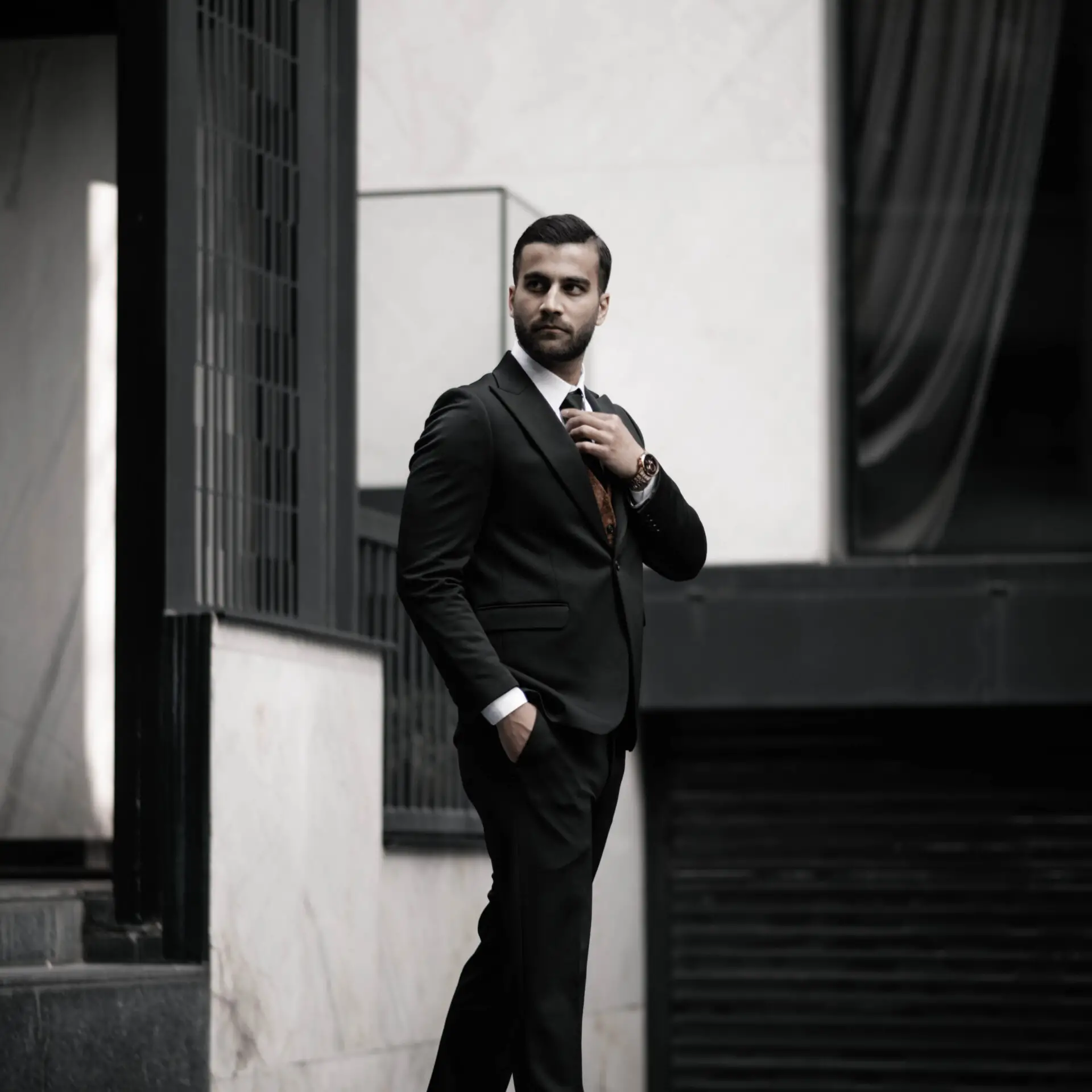 ژست عکاسی مردانه نشسته